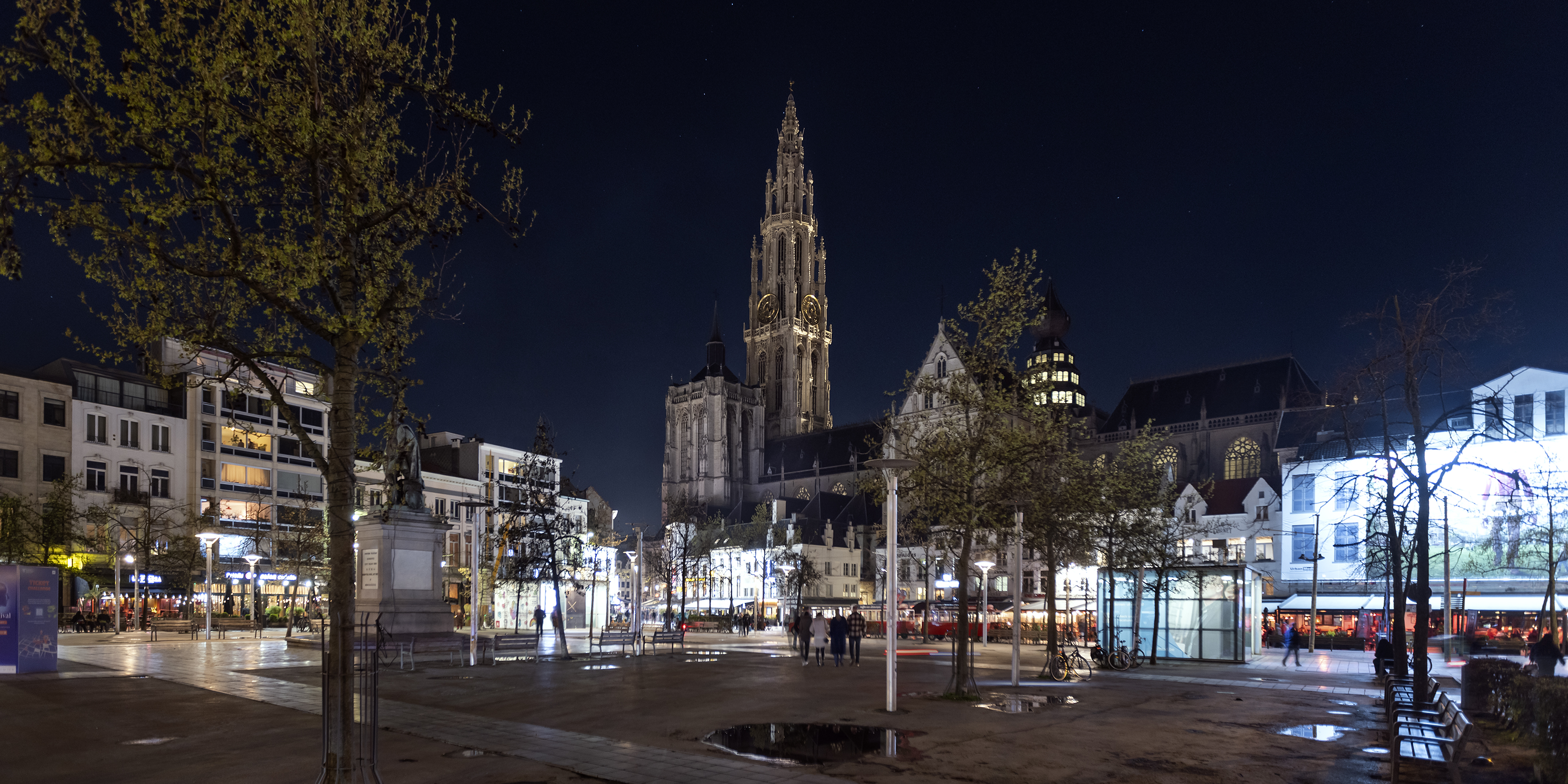 De Onze-Lieve_Vrouwekathedraal gezien vanop de Groenplaats. De toren is niet verlicht. De Onze-Lieve_Vrouwekathedraal gezien vanop de Groenplaats. De toren is niet verlicht.